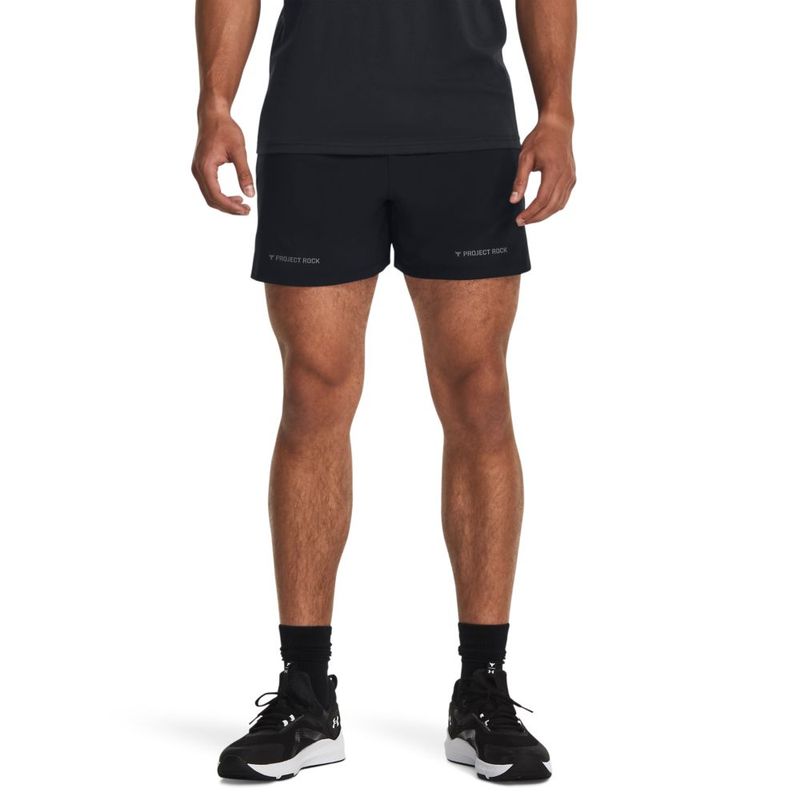 Pantaloneta-under-armour-para-hombre-Pjt-Rock-5--Woven-Short-para-entrenamiento-color-negro.-Frente-Sobre-Modelo