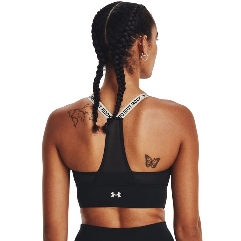 Top-under-armour-para-mujer-Pjt-Rock-Infty-Mid-Bra-para-entrenamiento-color-negro.-Reverso-Sobre-Modelo