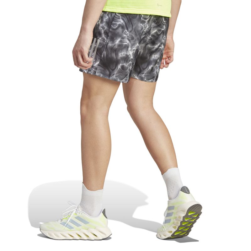 Pantaloneta-adidas-para-hombre-Otr-Short-Aop-para-correr-color-blanco.-Reverso-Sobre-Modelo