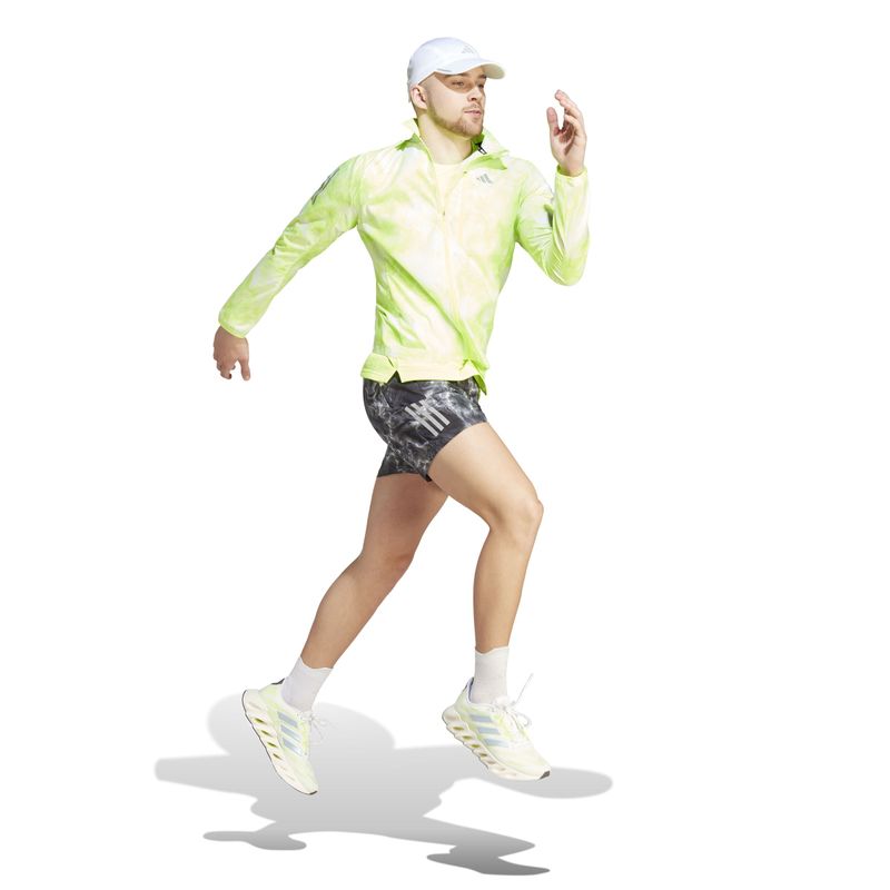 Pantaloneta-adidas-para-hombre-Otr-Short-Aop-para-correr-color-blanco.-Modelo-En-Movimiento