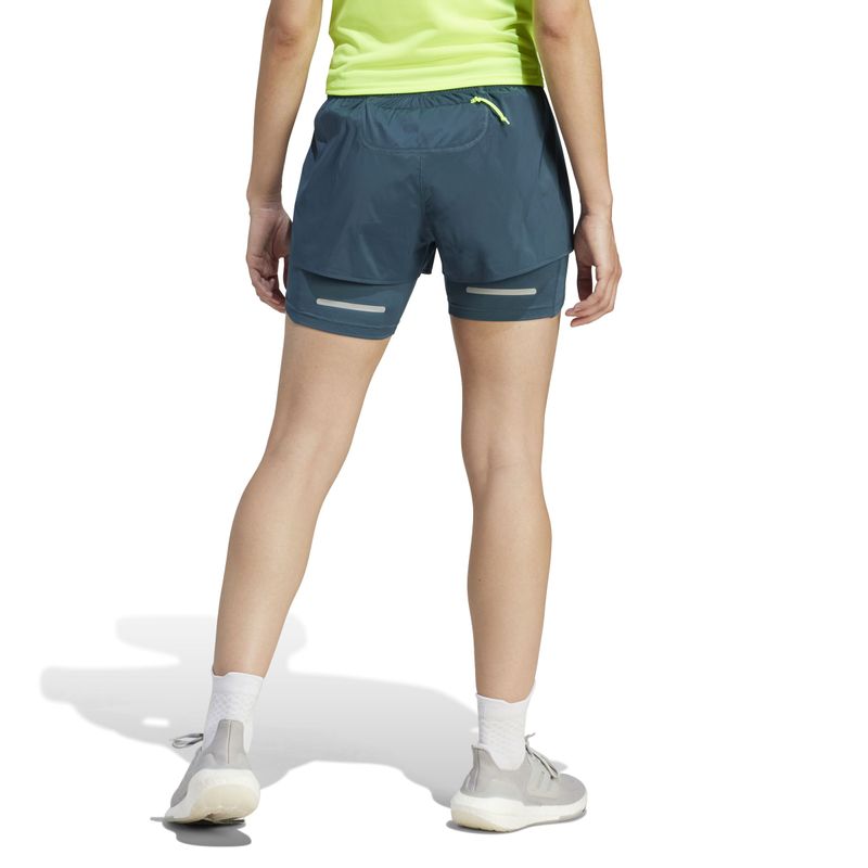 Pantaloneta-adidas-para-mujer-Ulti-2In1-Short-para-correr-color-azul.-Reverso-Sobre-Modelo