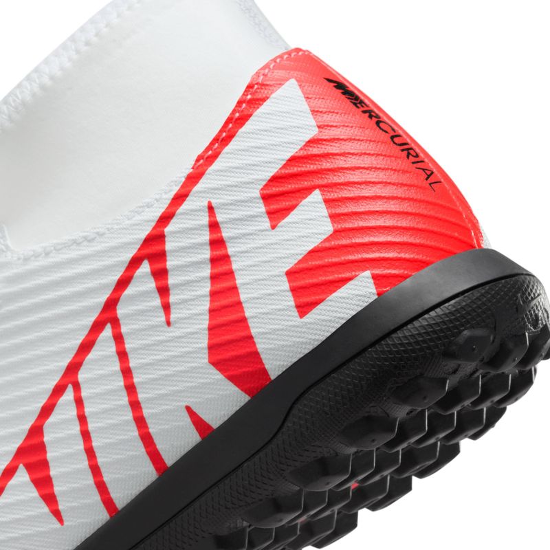 Guayos-nike-para-hombre-Superfly-9-Club-Tf-para-futbol-color-blanco.-Detalle-2