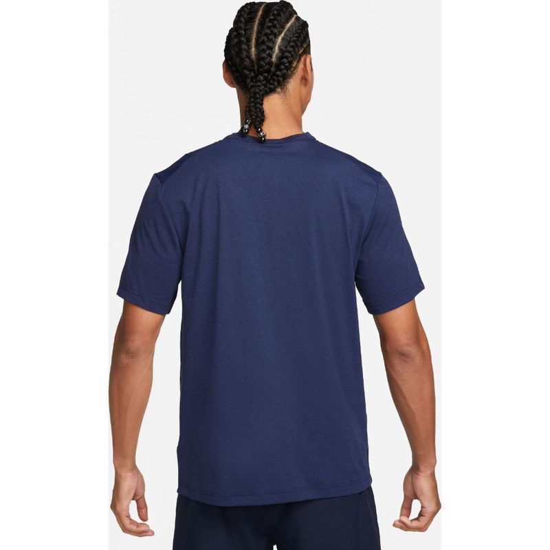 Camiseta-Manga-Corta-nike-para-hombre-M-Nk-Df-Track-Club-Hyverse-Ss-para-correr-color-azul.-Reverso-Sobre-Modelo
