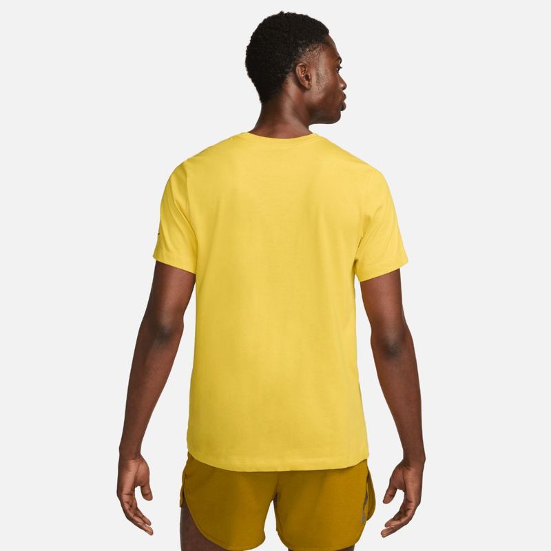 Camiseta-Manga-Corta-nike-para-hombre-M-Nk-Df-Tee-Run-Division-para-correr-color-amarillo.-Reverso-Sobre-Modelo