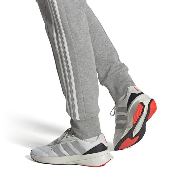 Tenis-adidas-para-hombre-Arya-para-moda-color-blanco.-En-Modelo