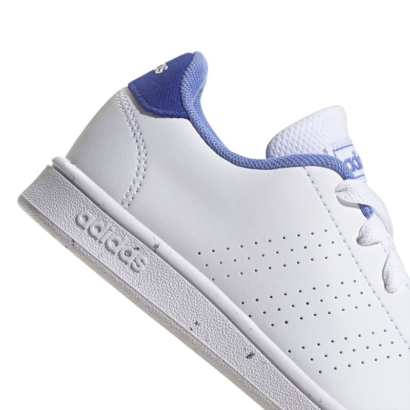 Tenis-adidas-para-niño-Advantage-K-para-moda-color-blanco.-Detalle-1
