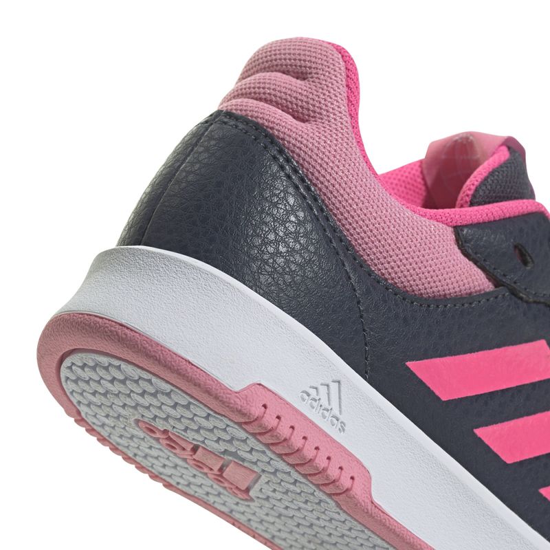 Tenis-adidas-para-niño-Tensaur-Sport-2.0-K-para-moda-color-negro.-Detalle-2