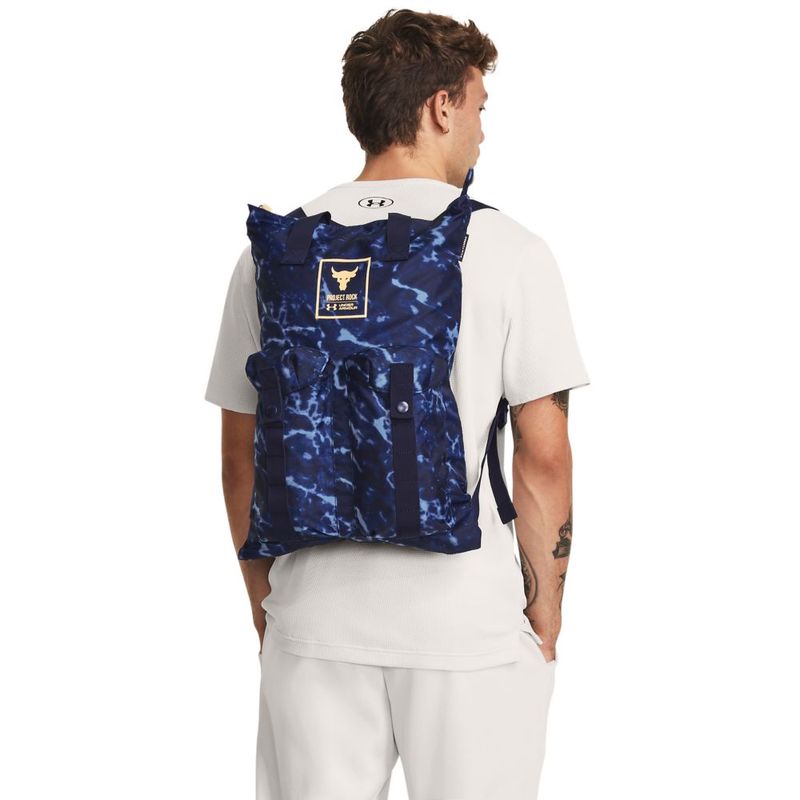Gym-Sack-under-armour-unisex-Ua-Project-Rock-Gym-Sack-para-entrenamiento-color-azul.-Frente-Sobre-Modelo