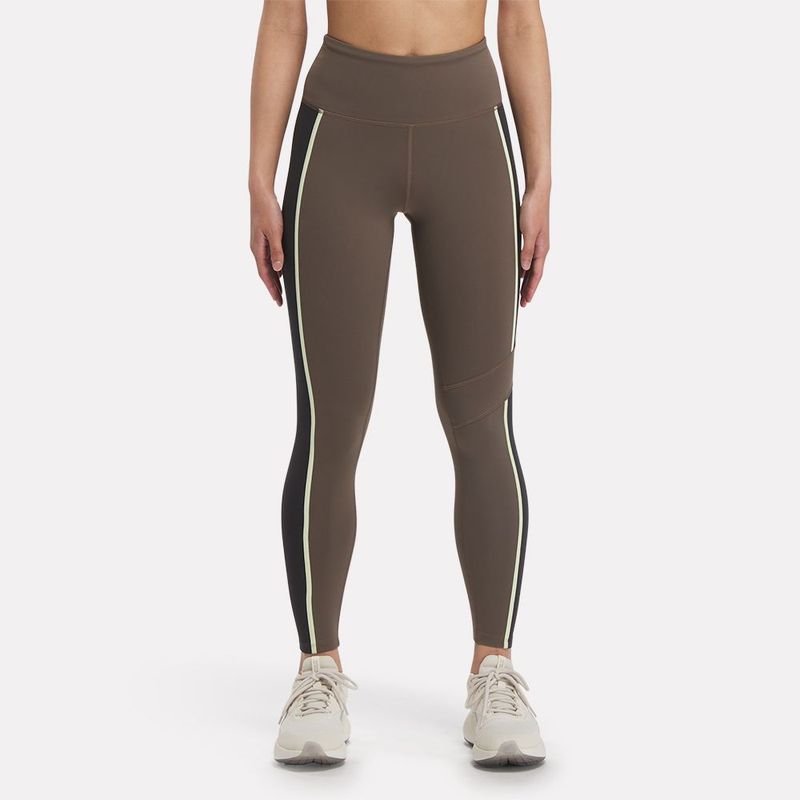 Licra-reebok-para-mujer-Lux-High-Waisted-Colorblock-Tight-para-entrenamiento-color-cafe.-Frente-Sobre-Modelo
