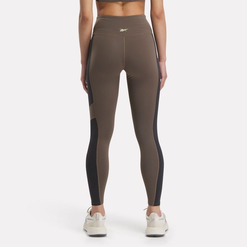 Licra-reebok-para-mujer-Lux-High-Waisted-Colorblock-Tight-para-entrenamiento-color-cafe.-Reverso-Sobre-Modelo