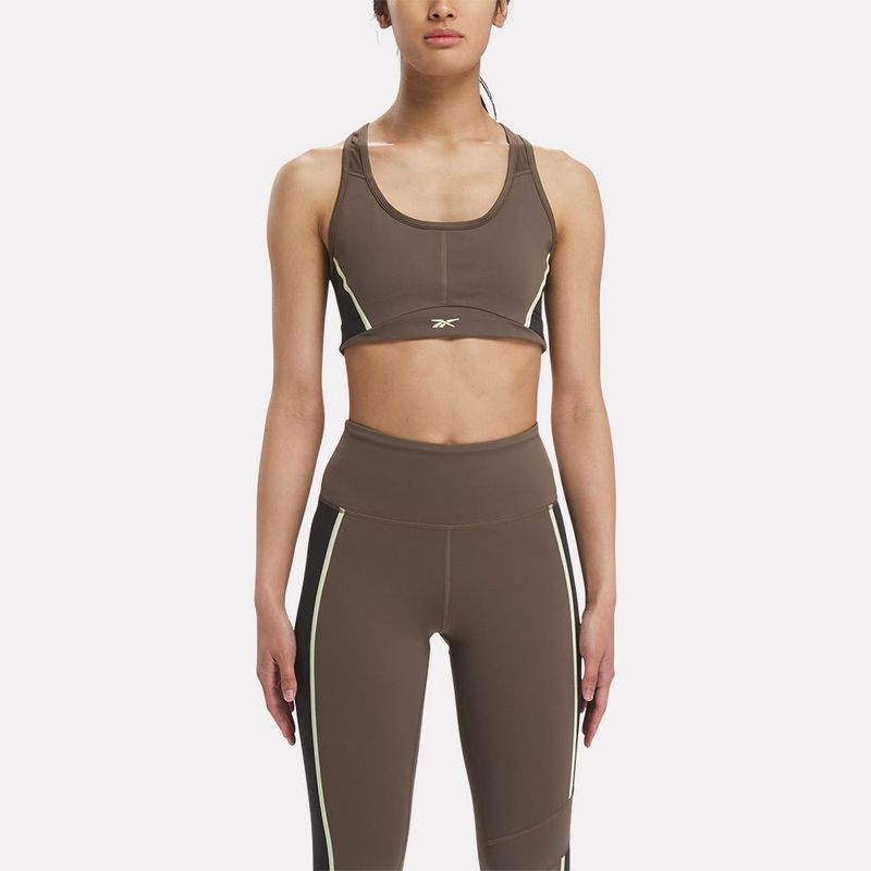 Top-reebok-para-mujer-Lux-Racer-Padded-Bra-Colorblocked-para-entrenamiento-color-cafe.-Frente-Sobre-Modelo
