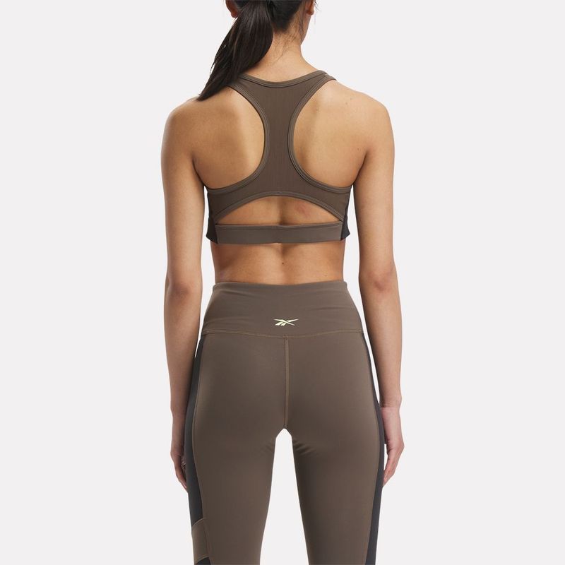 Top-reebok-para-mujer-Lux-Racer-Padded-Bra-Colorblocked-para-entrenamiento-color-cafe.-Reverso-Sobre-Modelo