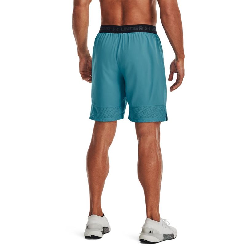 Pantaloneta-under-armour-para-hombre-Ua-Vanish-Woven-8In-Shorts-para-entrenamiento-color-azul.-Reverso-Sobre-Modelo