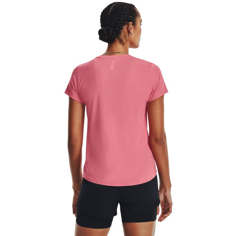 Camiseta-Manga-Corta-under-armour-para-mujer-Ua-Iso-para-correr-color-rosado.-Reverso-Sobre-Modelo