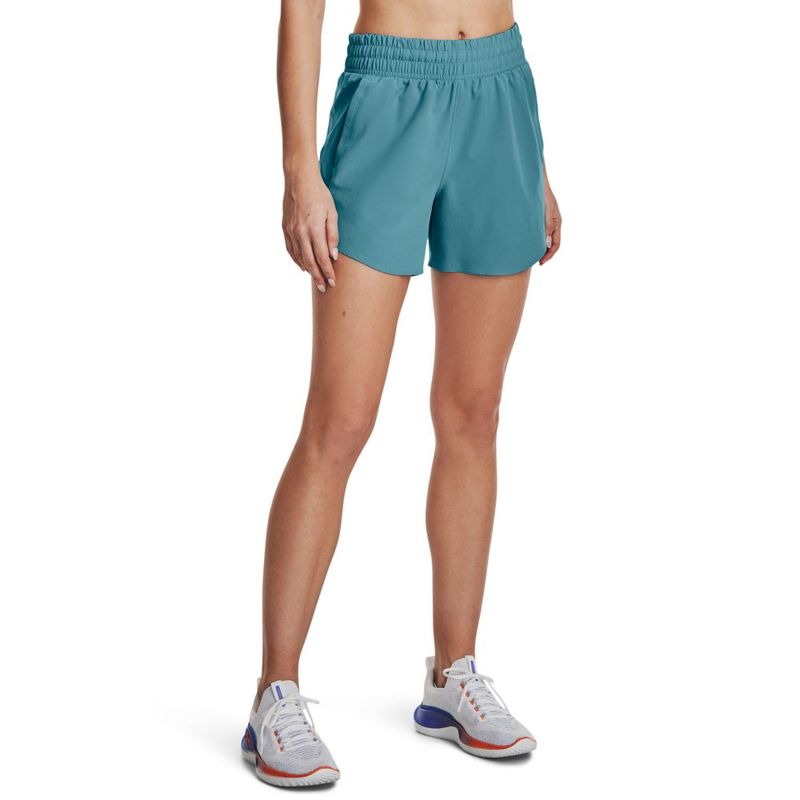 Pantaloneta-under-armour-para-mujer-Flex-Woven-Short-5In-para-entrenamiento-color-azul.-Frente-Sobre-Modelo