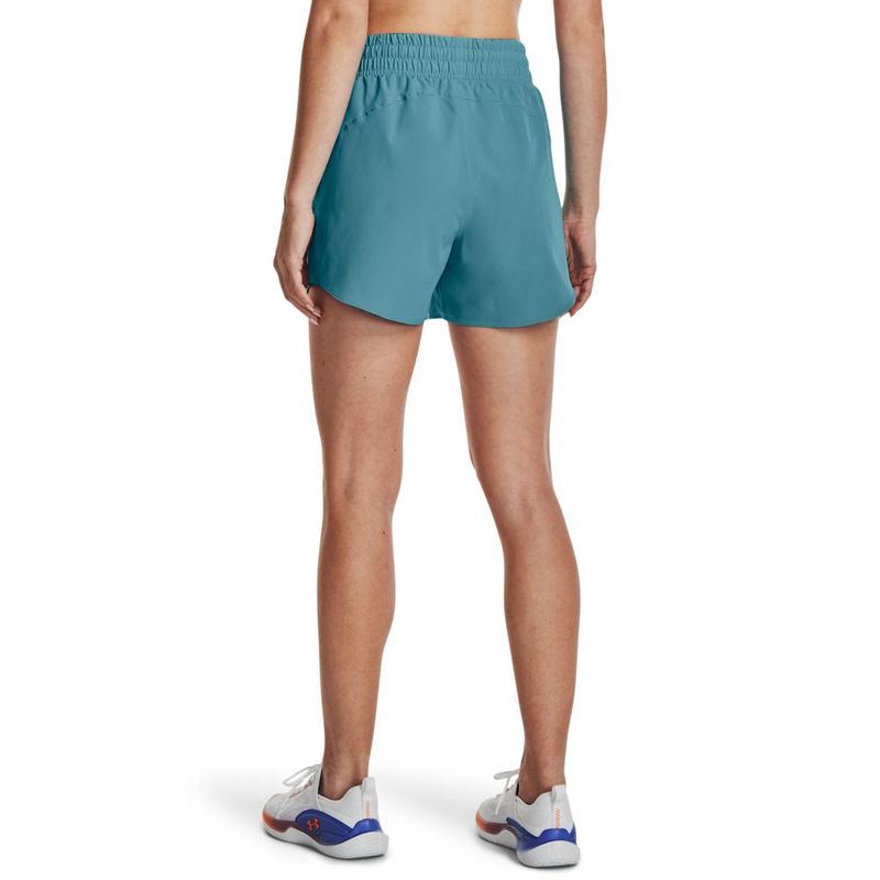 Pantaloneta-under-armour-para-mujer-Flex-Woven-Short-5In-para-entrenamiento-color-azul.-Reverso-Sobre-Modelo
