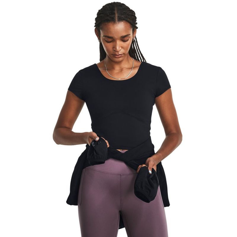 Camiseta-Manga-Corta-under-armour-para-mujer-Ua-Meridian-Ss-Fitted-para-entrenamiento-color-negro.-Frente-Sobre-Modelo