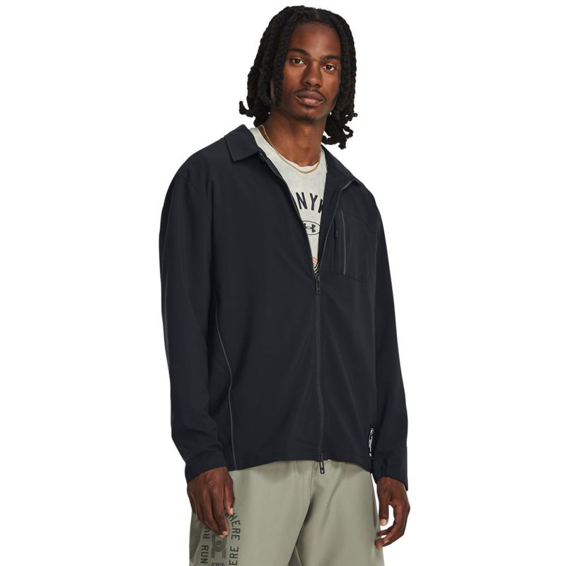 Buzo-under-armour-para-hombre-Ua-Run-Everywhere-Jacket-para-correr-color-negro.-Frente-Sobre-Modelo