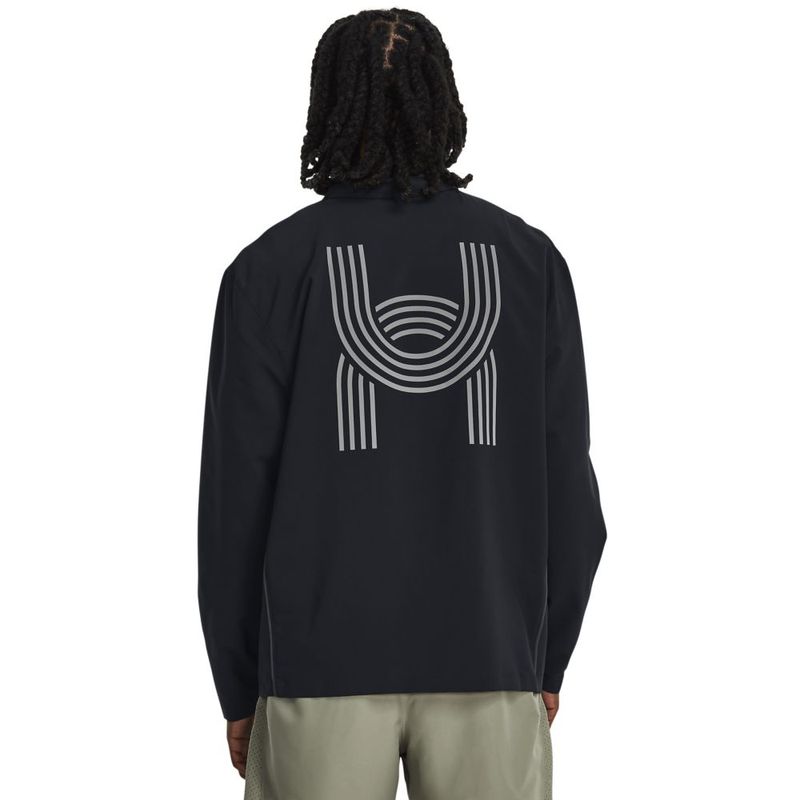 Buzo-under-armour-para-hombre-Ua-Run-Everywhere-Jacket-para-correr-color-negro.-Reverso-Sobre-Modelo