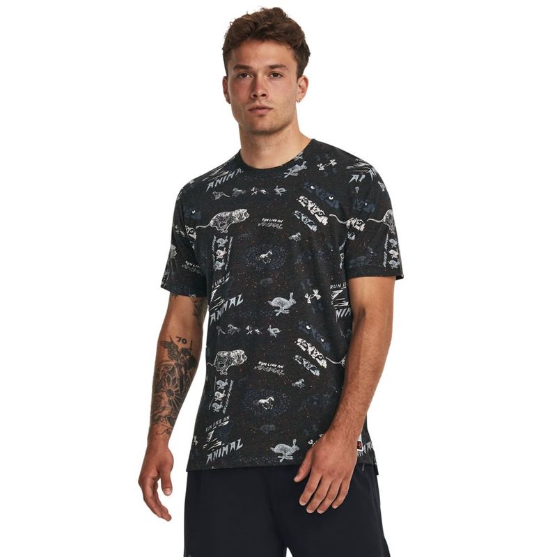 Camiseta-Manga-Corta-under-armour-para-hombre-Ua-Run-Like-A-Tee-para-correr-color-negro.-Frente-Sobre-Modelo