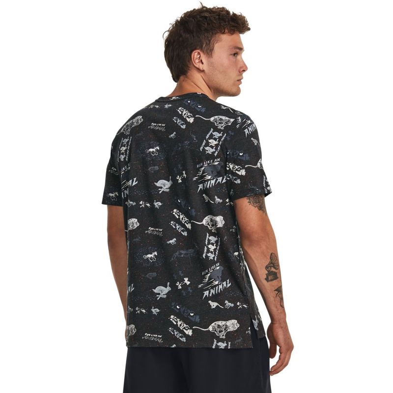 Camiseta-Manga-Corta-under-armour-para-hombre-Ua-Run-Like-A-Tee-para-correr-color-negro.-Reverso-Sobre-Modelo