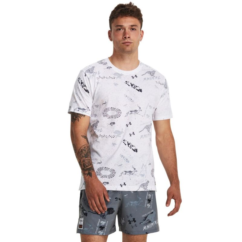 Camiseta-Manga-Corta-under-armour-para-hombre-Ua-Run-Like-A-Tee-para-correr-color-blanco.-Frente-Sobre-Modelo