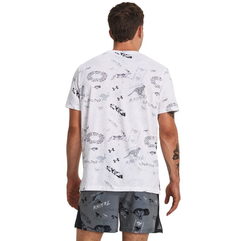 Camiseta-Manga-Corta-under-armour-para-hombre-Ua-Run-Like-A-Tee-para-correr-color-blanco.-Reverso-Sobre-Modelo