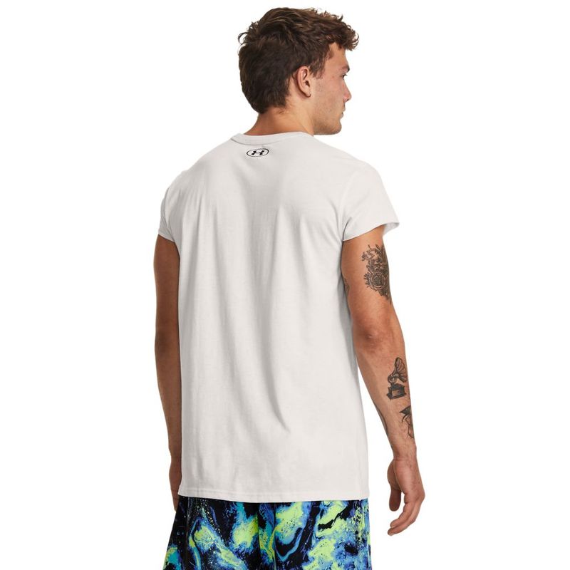 Camiseta-Manga-Corta-under-armour-para-hombre-Pjt-Rock-Cap-Sleeve-Ss-para-entrenamiento-color-beige.-Reverso-Sobre-Modelo