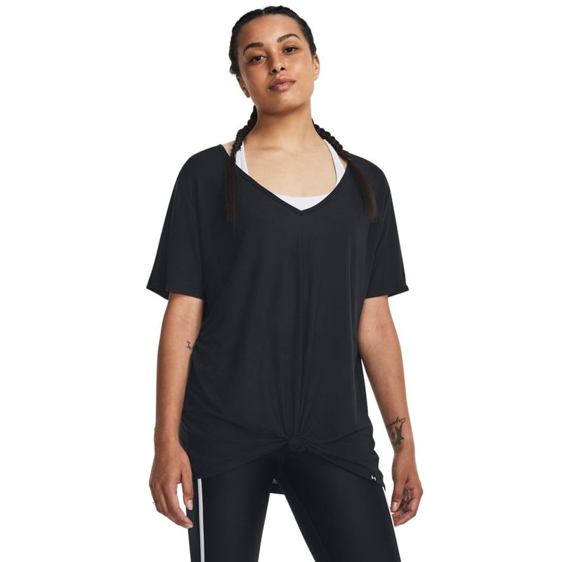 Camiseta-Manga-Corta-under-armour-para-mujer-Pjt-Rck-Completer-Deep-V-T-para-entrenamiento-color-negro.-Frente-Sobre-Modelo