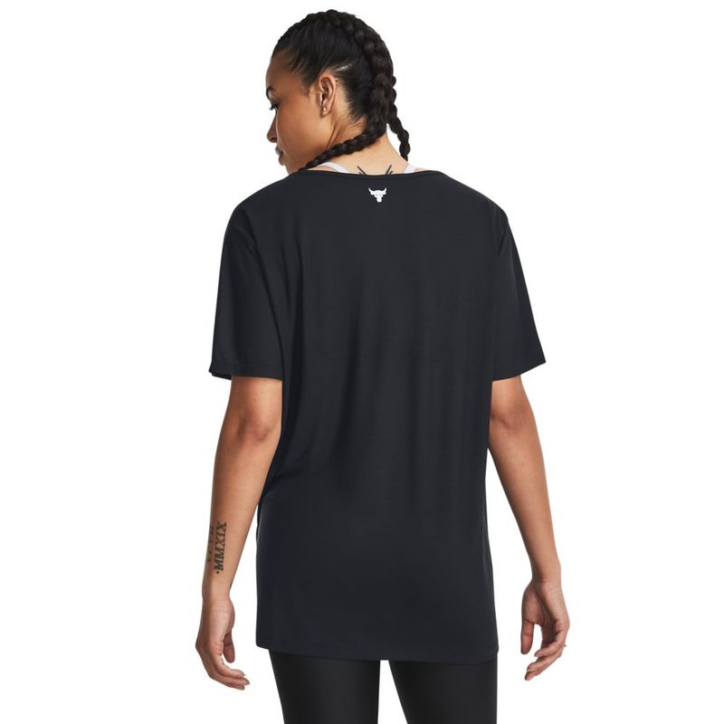 Camiseta-Manga-Corta-under-armour-para-mujer-Pjt-Rck-Completer-Deep-V-T-para-entrenamiento-color-negro.-Reverso-Sobre-Modelo