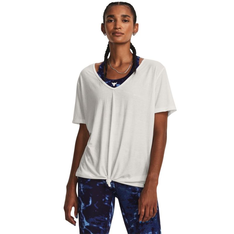 Camiseta-Manga-Corta-under-armour-para-mujer-Pjt-Rck-Completer-Deep-V-T-para-entrenamiento-color-beige.-Frente-Sobre-Modelo