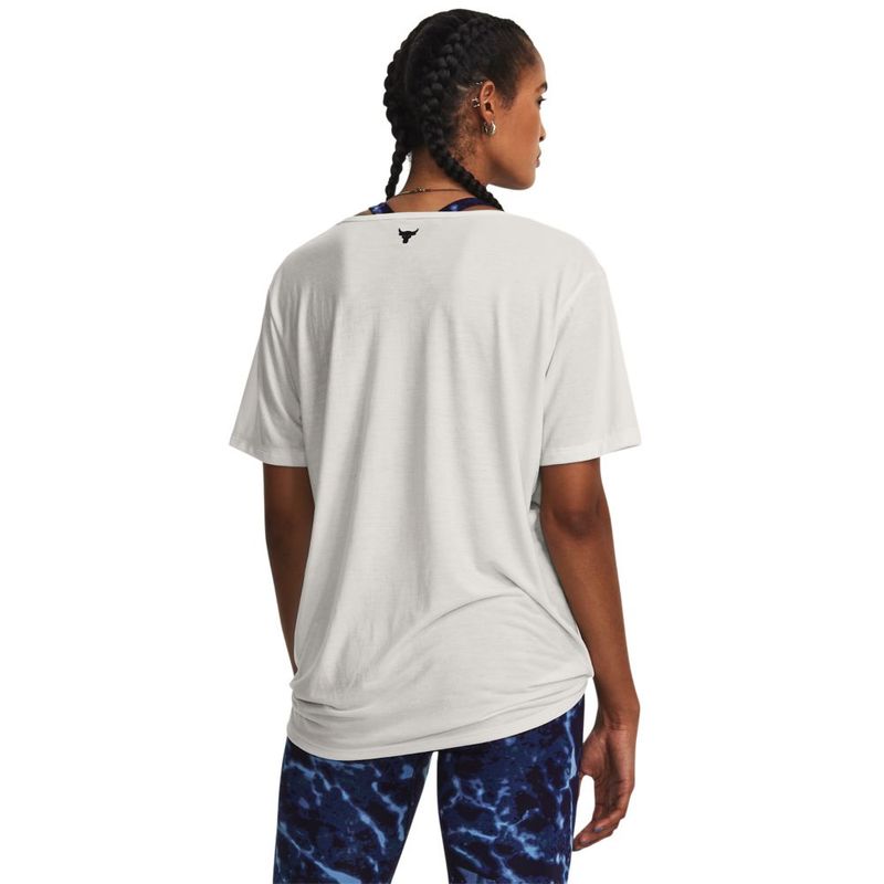 Camiseta-Manga-Corta-under-armour-para-mujer-Pjt-Rck-Completer-Deep-V-T-para-entrenamiento-color-beige.-Reverso-Sobre-Modelo