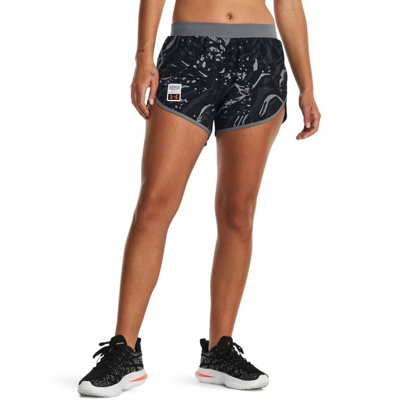 Pantaloneta-under-armour-para-mujer-Ua-Run-Like-A-Short-para-correr-color-negro.-Frente-Sobre-Modelo