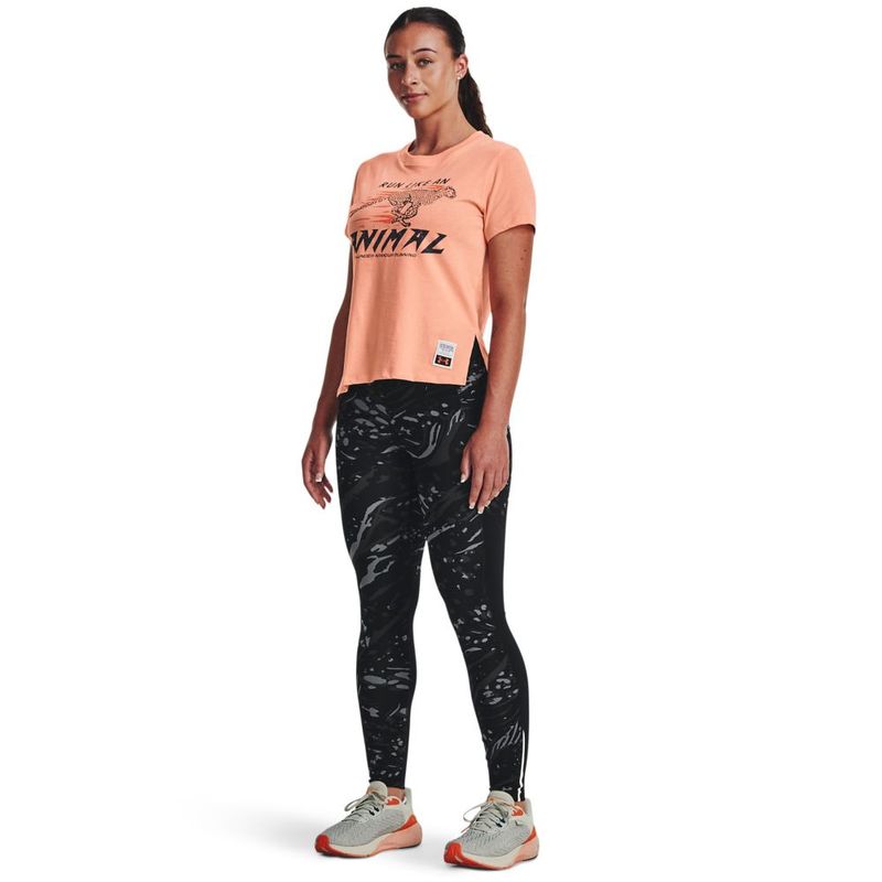 Camiseta-Manga-Corta-under-armour-para-mujer-Ua-Run-Like-A-Tee-para-correr-color-naranja.-Modelo-In-Action