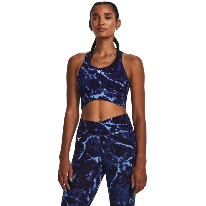 Top-under-armour-para-mujer-Pjt-Rck-Lg-Crssover-Top-Pt-para-entrenamiento-color-azul.-Frente-Sobre-Modelo