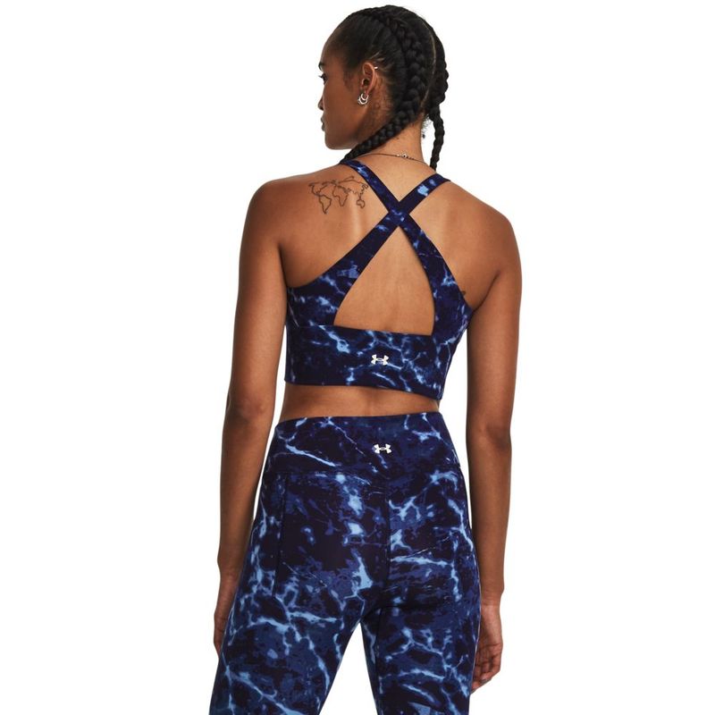 Top-under-armour-para-mujer-Pjt-Rck-Lg-Crssover-Top-Pt-para-entrenamiento-color-azul.-Reverso-Sobre-Modelo