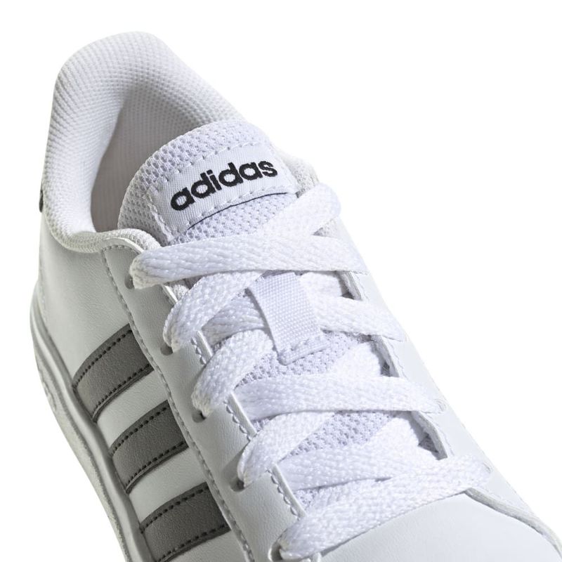 Tenis-adidas-para-niño-Grand-Court-2.0-K-para-moda-color-blanco.-Detalle-1