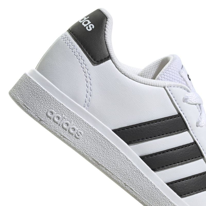 Tenis-adidas-para-niño-Grand-Court-2.0-K-para-moda-color-blanco.-Detalle-2