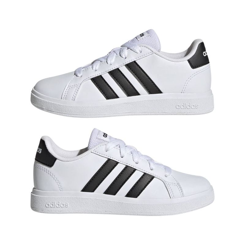 Tenis-adidas-para-niño-Grand-Court-2.0-K-para-moda-color-blanco.-En-Modelo