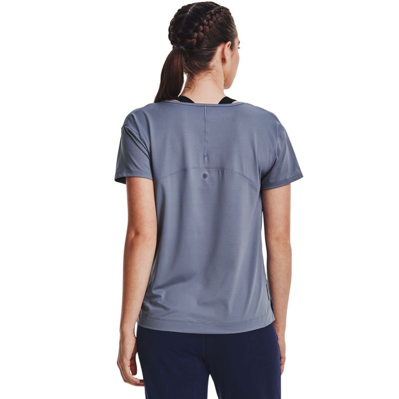 Camiseta-Manga-Corta-under-armour-para-mujer-Ua-Rush-Energy-Core-Ss-para-entrenamiento-color-gris.-Reverso-Sobre-Modelo
