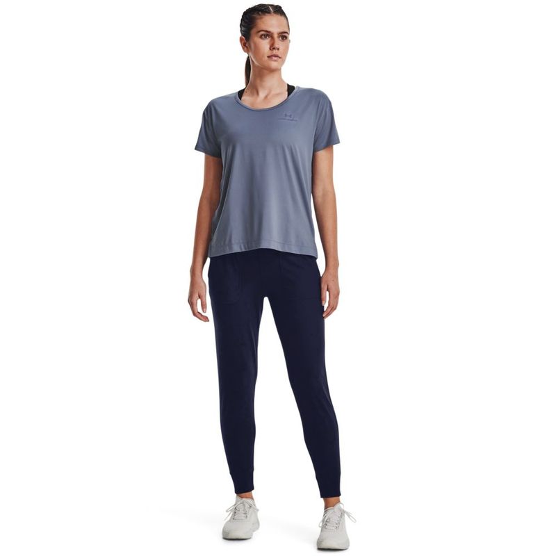 Camiseta-Manga-Corta-under-armour-para-mujer-Ua-Rush-Energy-Core-Ss-para-entrenamiento-color-gris.-Outfit-Completo