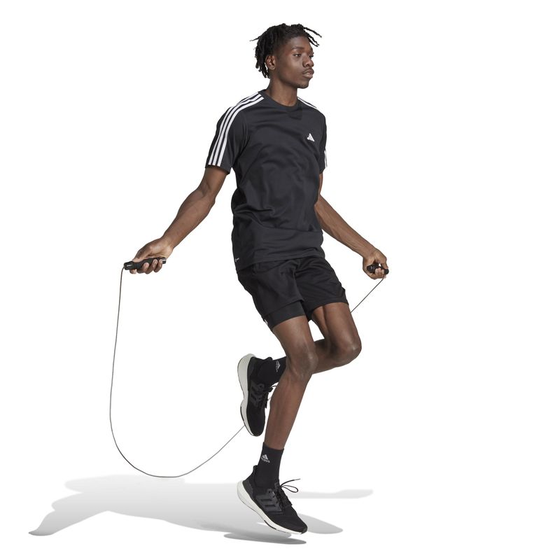 Camiseta-Manga-Corta-adidas-para-hombre-Tr-Es-Base-3S-T-para-entrenamiento-color-negro.-Modelo-En-Movimiento