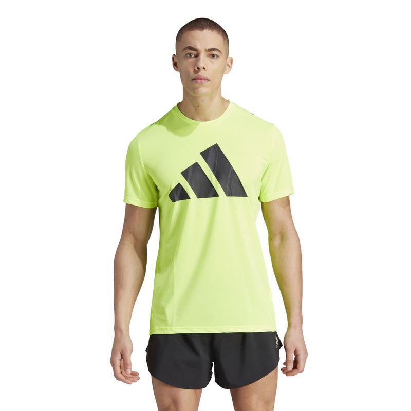 Camiseta-Manga-Corta-adidas-para-hombre-Run-It-Bos-Tee-para-correr-color-verde.-Frente-Sobre-Modelo