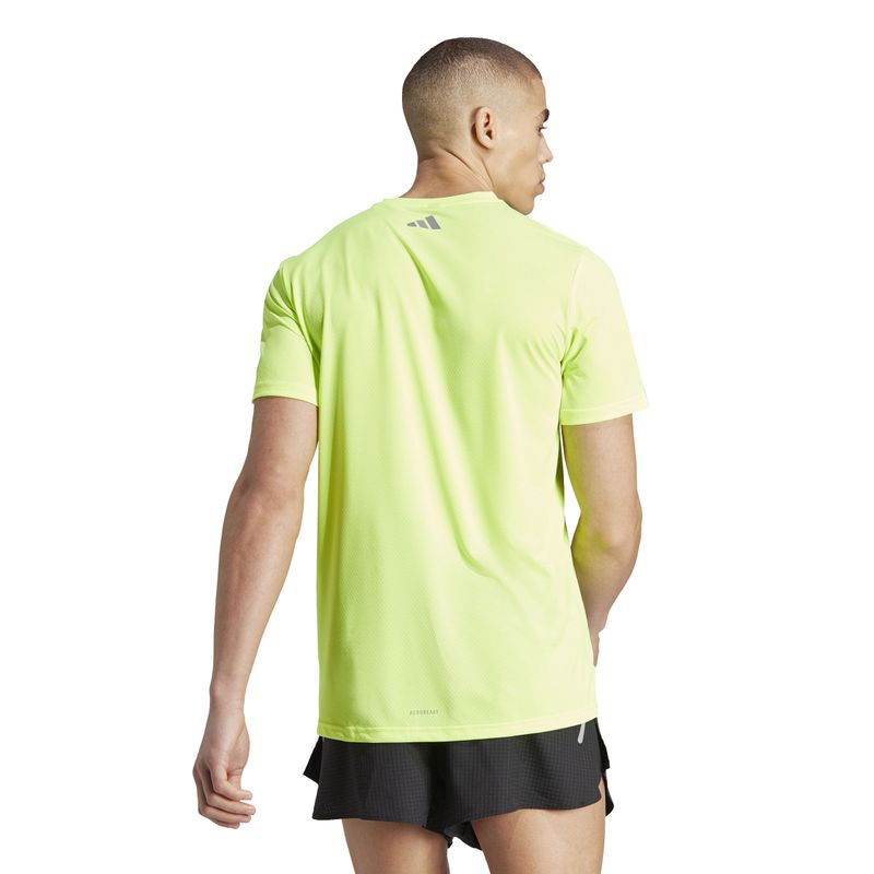 Camiseta-Manga-Corta-adidas-para-hombre-Run-It-Bos-Tee-para-correr-color-verde.-Reverso-Sobre-Modelo