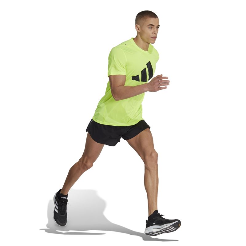 Camiseta-Manga-Corta-adidas-para-hombre-Run-It-Bos-Tee-para-correr-color-verde.-Modelo-En-Movimiento
