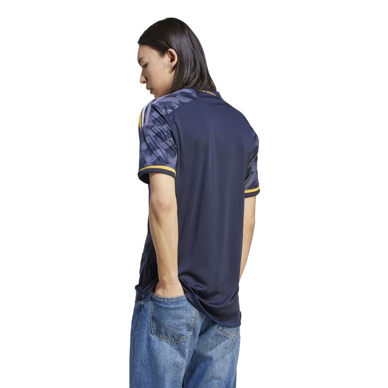Camiseta-Manga-Corta-adidas-para-hombre-Real-A-Jsy-para-futbol-color-azul.-Reverso-Sobre-Modelo