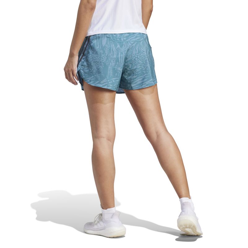 Pantaloneta-adidas-para-mujer-Ri-3S-Aop-Short-para-correr-color-azul.-Reverso-Sobre-Modelo