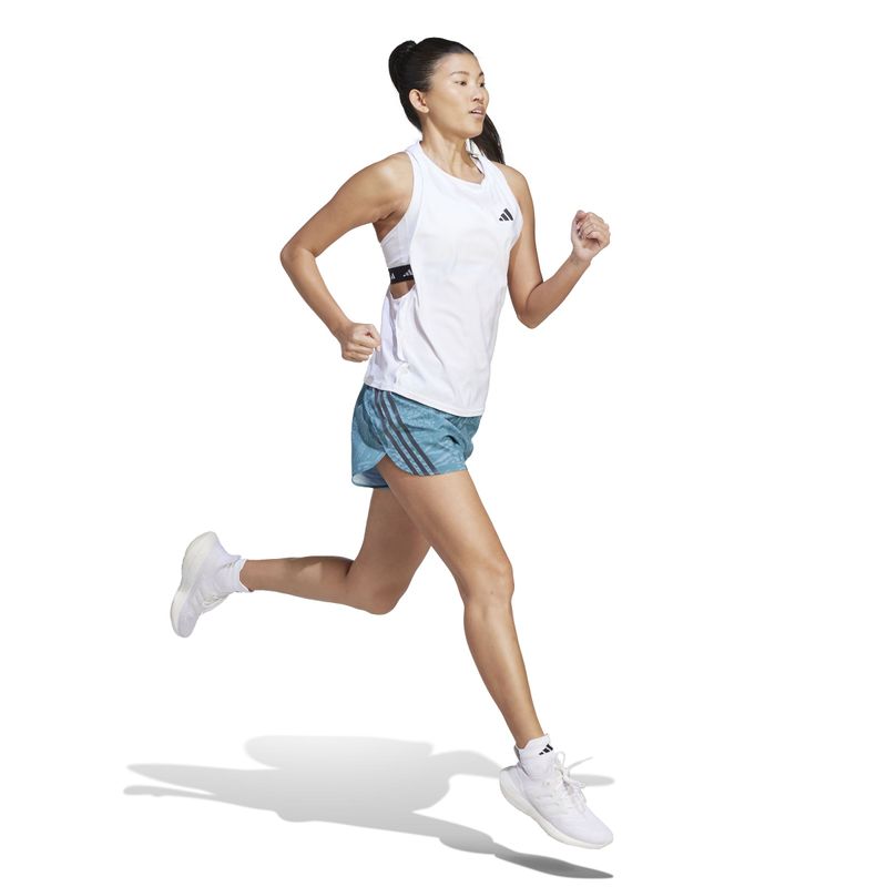 Pantaloneta-adidas-para-mujer-Ri-3S-Aop-Short-para-correr-color-azul.-Modelo-En-Movimiento