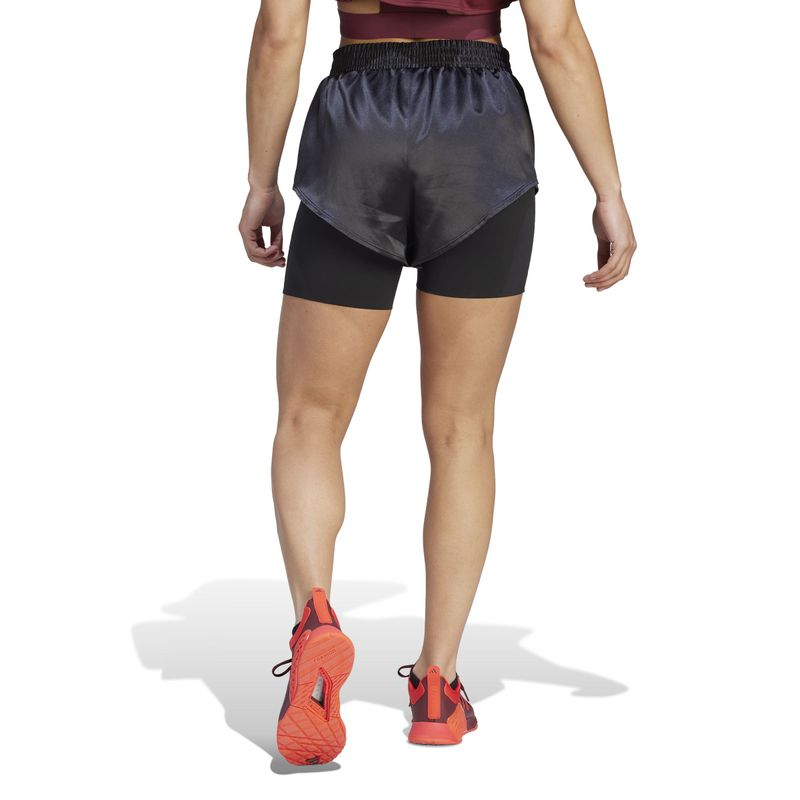 Pantaloneta-adidas-para-mujer-Power-2In1-Sh-para-entrenamiento-color-negro.-Reverso-Sobre-Modelo