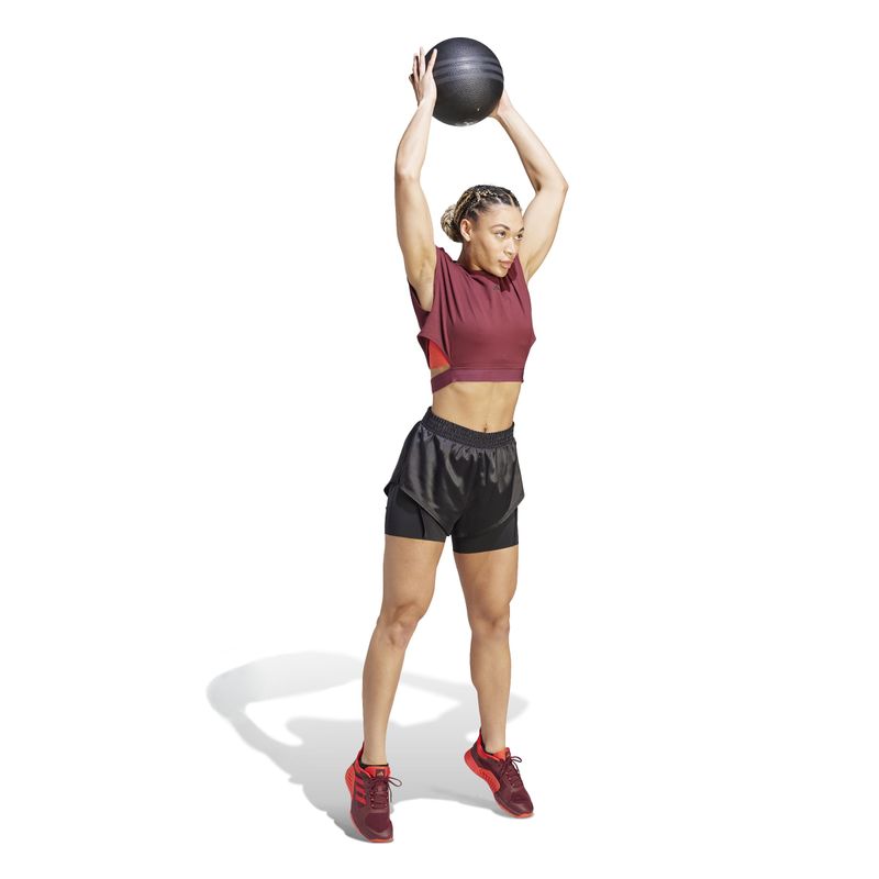 Pantaloneta-adidas-para-mujer-Power-2In1-Sh-para-entrenamiento-color-negro.-Modelo-En-Movimiento